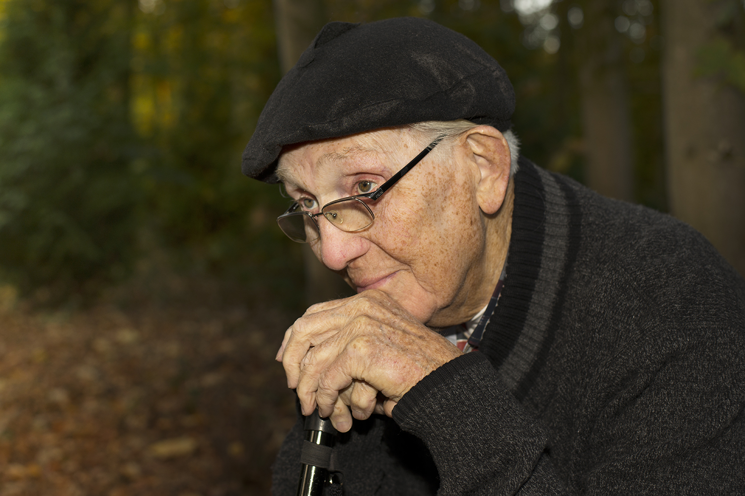 oude man hoogbejaard stok mijmeren alpinopet vakfotografie_DSC2633