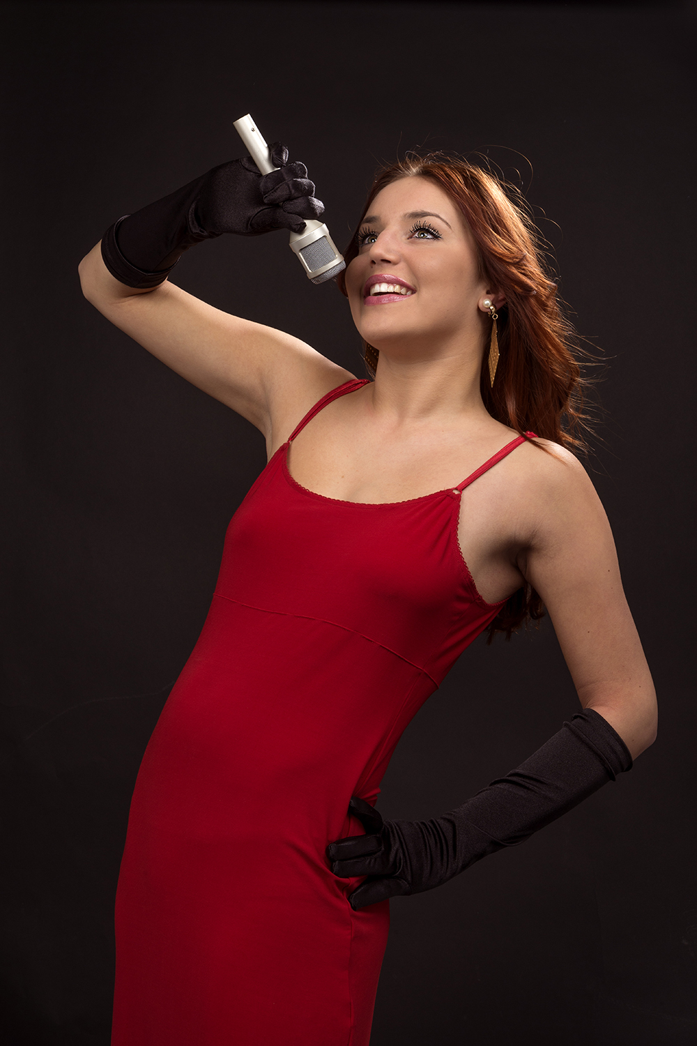studioportret/jonge vrouw/schoonheid/zangeres/red dress_DSC3603